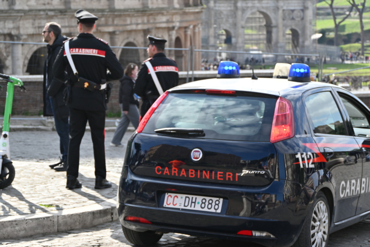 Un 16enne minaccia e rapina minorenni: avviso orale del Questore