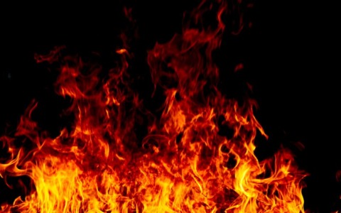 Auto parcheggiata prende fuoco, nessun ferito
