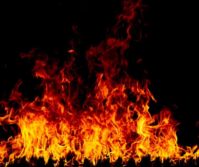 Auto parcheggiata prende fuoco, nessun ferito