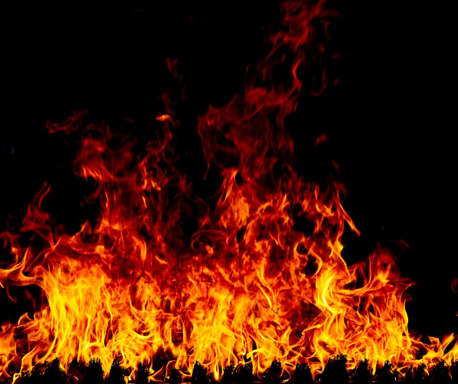 Auto parcheggiata prende fuoco, nessun ferito