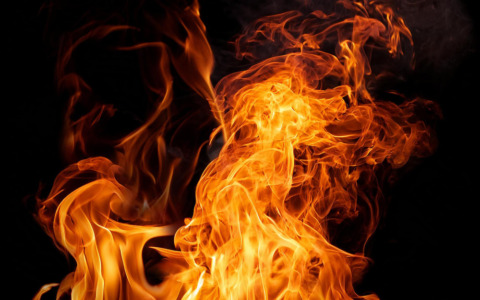 Incendio boschivo in corso: operazioni di spegnimento a Gordona