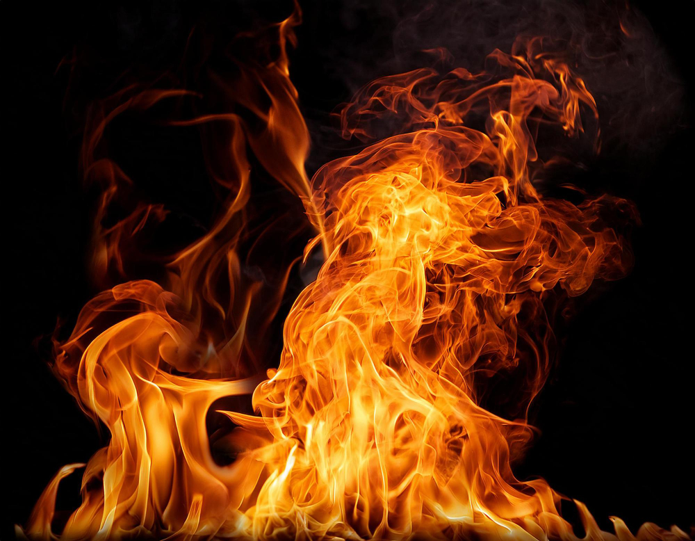 Incendio boschivo in corso: operazioni di spegnimento a Gordona