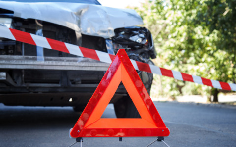 Incidente stradale in piazzale Bertacchi: auto urta moto in retromarcia