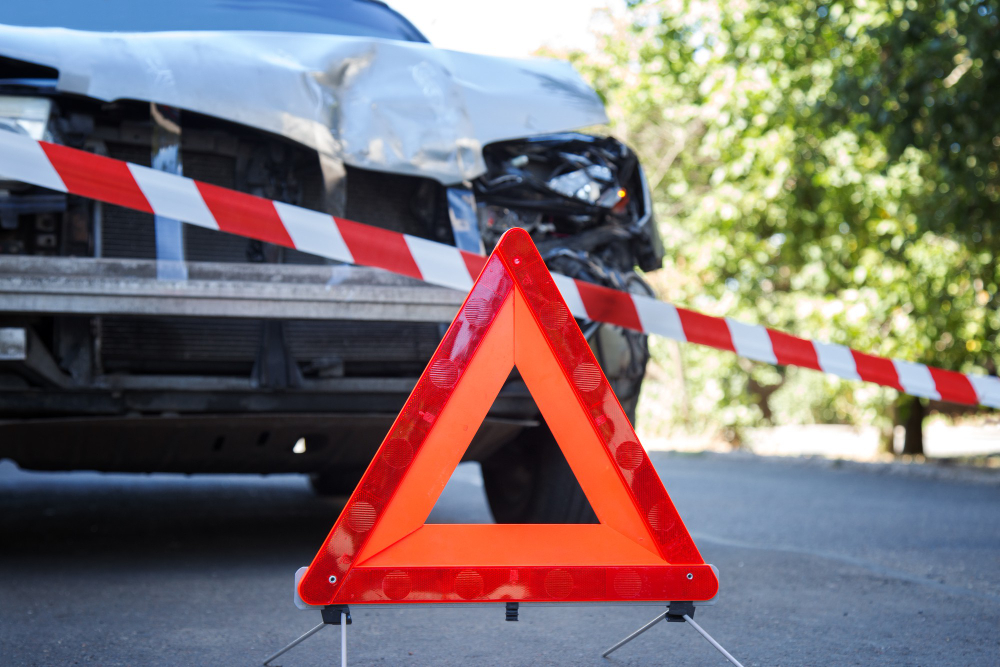 Incidente stradale in piazzale Bertacchi: auto urta moto in retromarcia