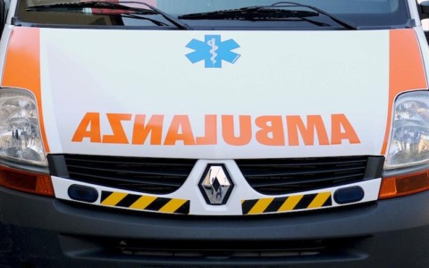 Ciclista salvato dopo una caduta nel torrente