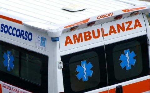 Crollo sulla strada, evacuate 16 persone isolate