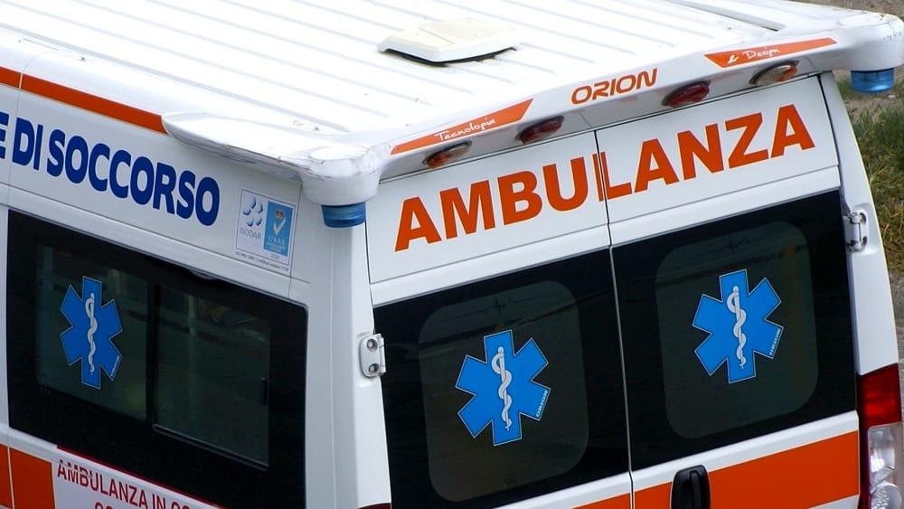 Crollo sulla strada, evacuate 16 persone isolate