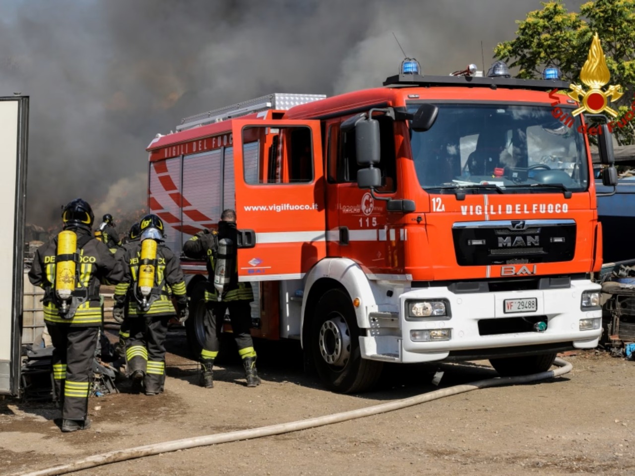 Caduta di pannelli dall’ex cotonificio Fossati crea allerta