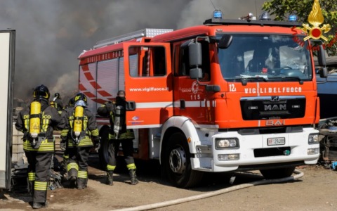 Caduta di pannelli dall’ex cotonificio Fossati crea allerta